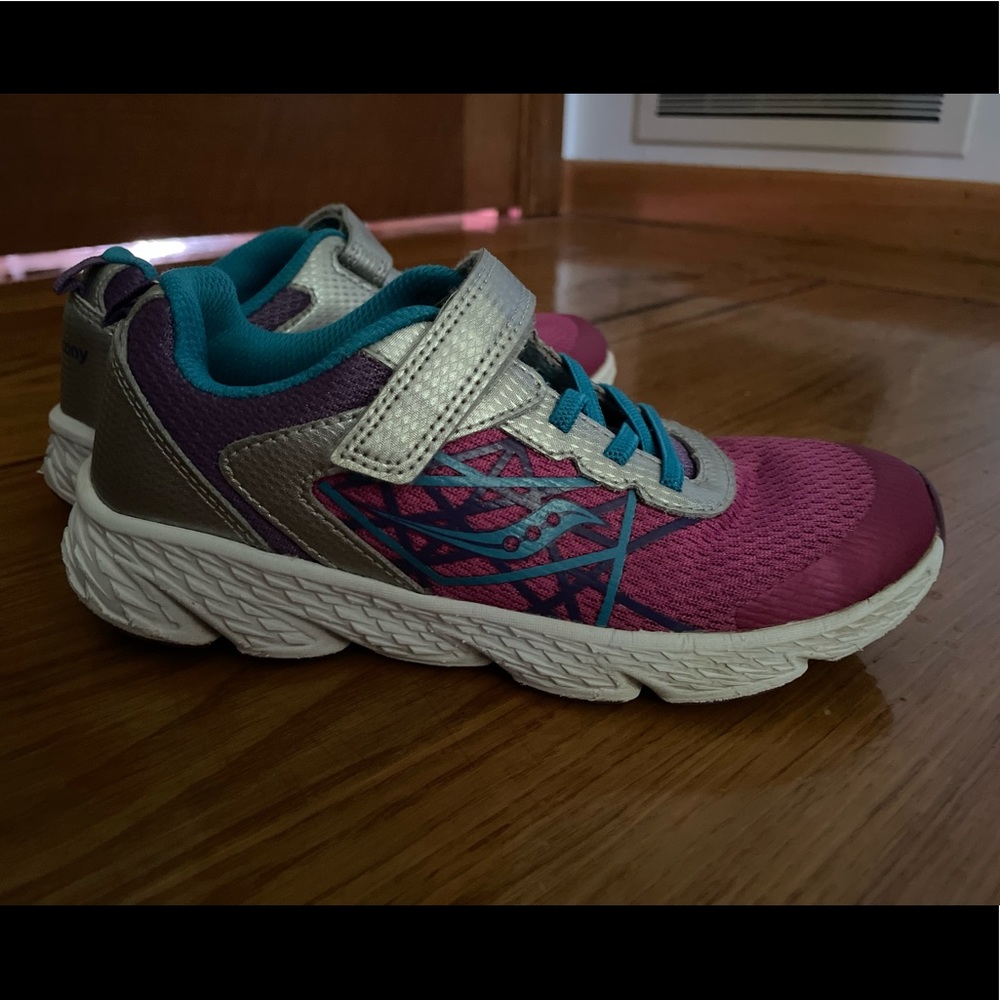 Saucony sneakers size 2.5